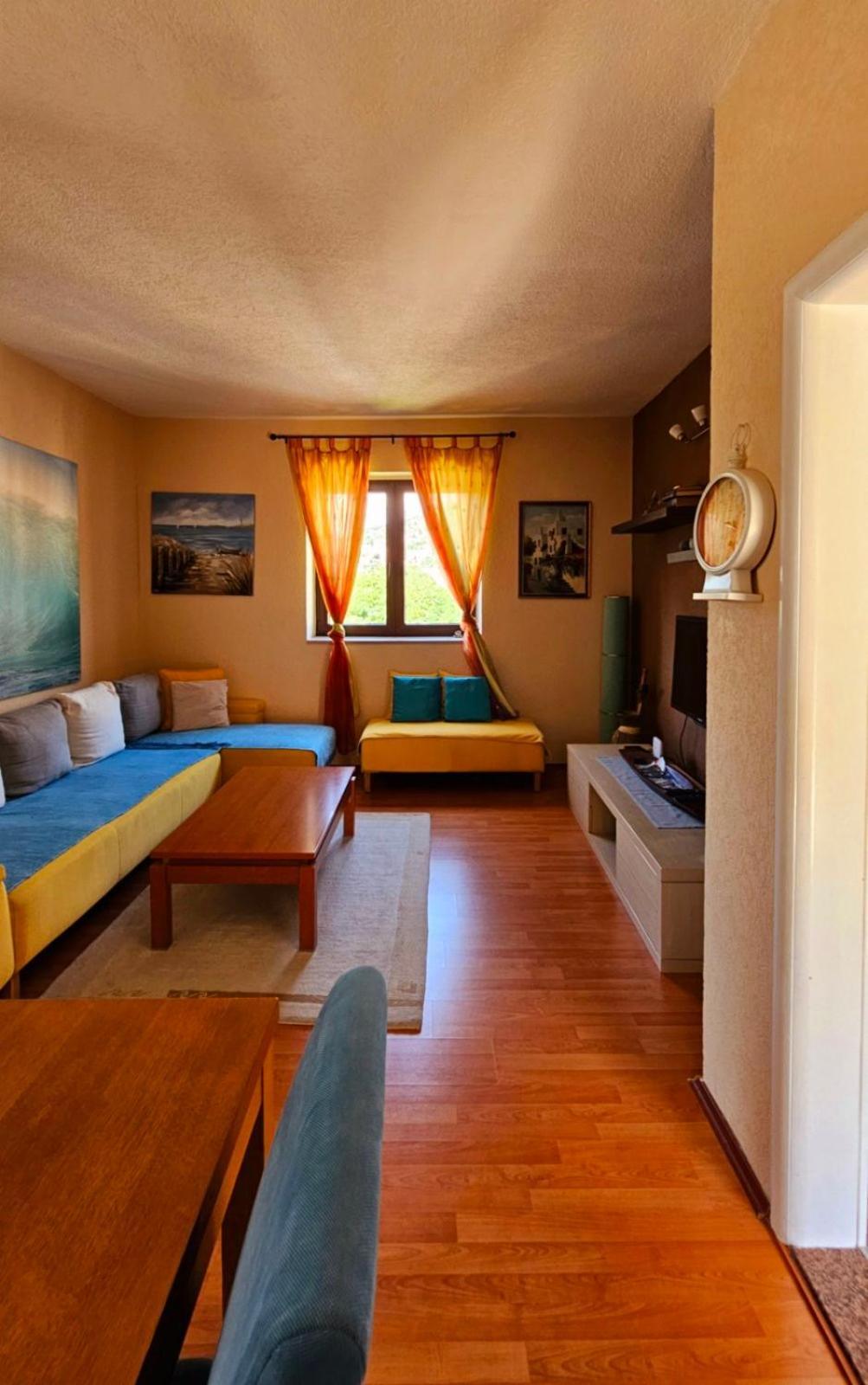 Lovely House With Swimming Pool Apartmán